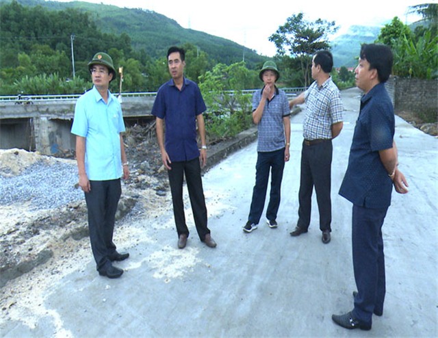 Đồng chí Nguyễn Anh Tú, Chủ tịch uu888.con thành phố kiểm tra tình hình thiệt hại và chỉ đạo khắc phục hậu quả cơn bão số 7