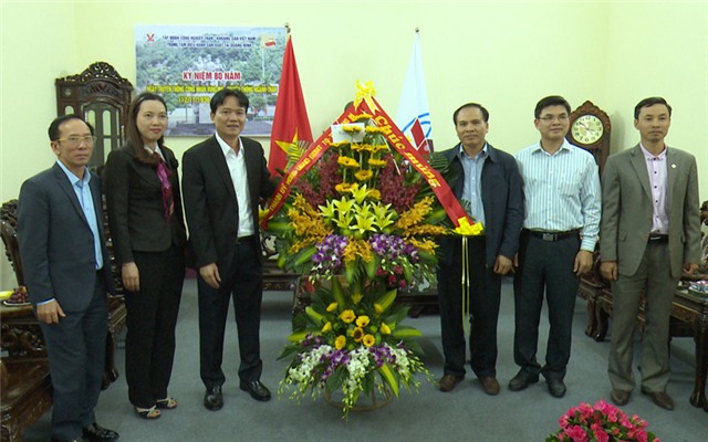 Đoàn lãnh đạo uu888.con thành phố chúc mừng các đơn vị ngành Than nhân kỷ niệm 80 ngày truyền thống công nhân vùng mỏ - truyền thống ngành Than