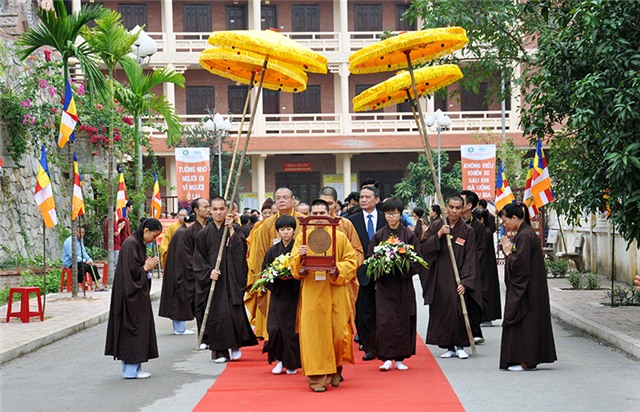 Sẻ chia và thức tỉnh