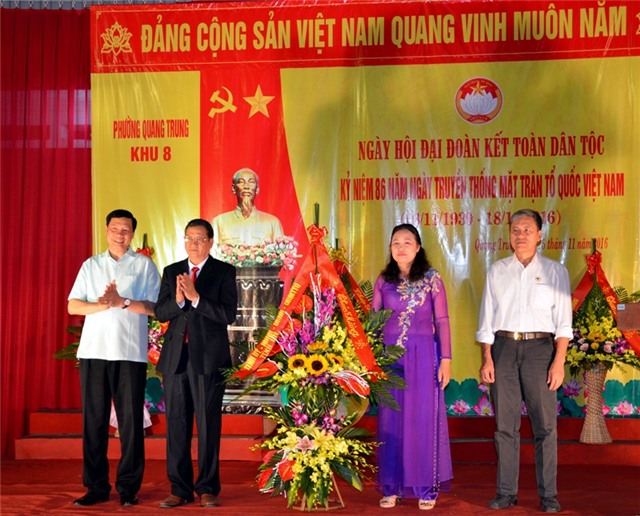 Đồng chí Nguyễn Đức Long, Phó Bí thư u8888 - Chủ tịch uu888.con tỉnh dự, chúc mừng Ngày hội Đại đoàn kết tại khu 8, phường Quang Trung