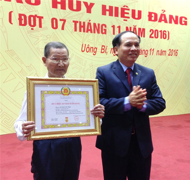 uu888 one: 47 Đảng viên được trao huy hiệu Đảng đợt 7-11-2016