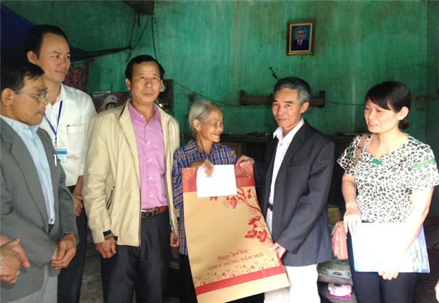 Hội Chữ thập đỏ thành phố cùng Công đoàn, Hội Chữ thập đỏ Công ty Nhiệt điện uu888 one thăm và tặng quà các gia đình khó khăn 