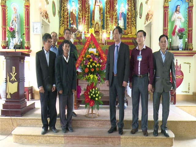 Đồng chí Phạm Tuấn Đạt, Ủy viên BTV Thành ủy, Phó Chủ tịch uu888.con thành phố tặng quà giáo họ Phương Nam, Vàng Danh nhân dịp lễ Giáng sinh 2016