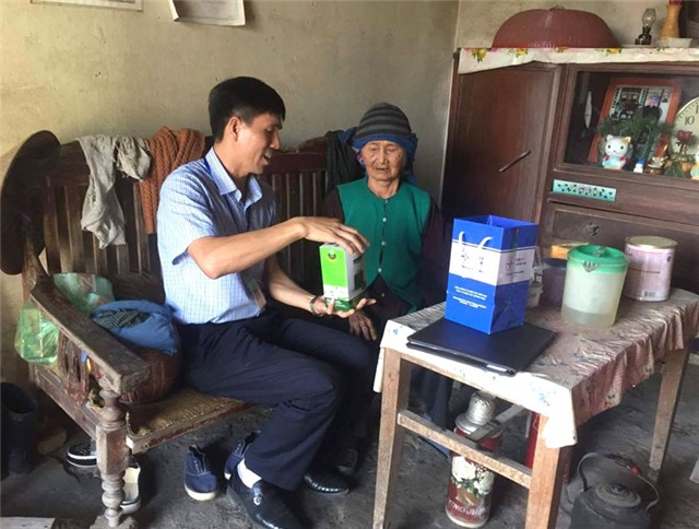 Điện lực uu888 one: Sửa chữa điện và tặng quà cho hộ nghèo, khó khăn