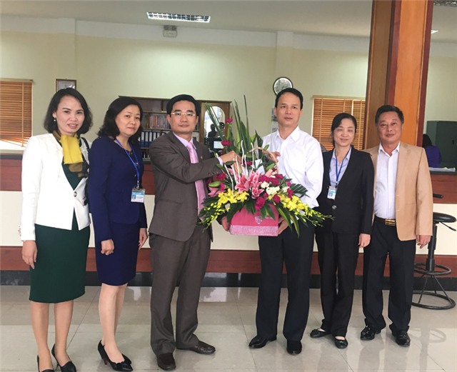 Đồng chí Chủ tịch uu888.con thành phố Nguyễn Anh Tú khen thưởng đột xuất Kho Bạc Nhà nước thành phố