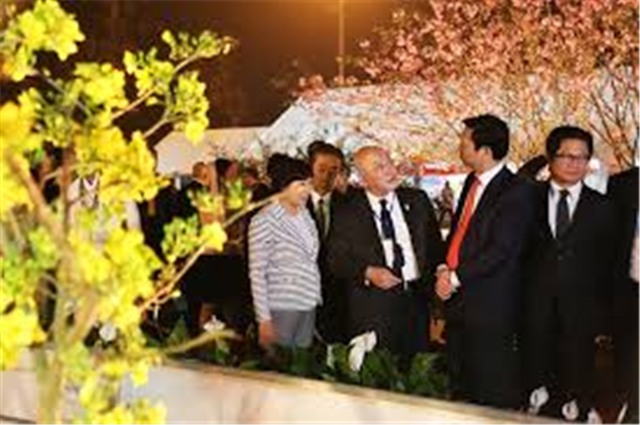 Đồng chí Phạm Minh Chính, Ủy viên Bộ u888c3, Trưởng Ban Tổ chức Trung ương và đồng chí Lê Hồng Anh, nguyên Ủy viên Bộ u888c3, Thường trực Ban Bí thư TW Đảng thăm khu trưng bày mai vàng Yên Tử