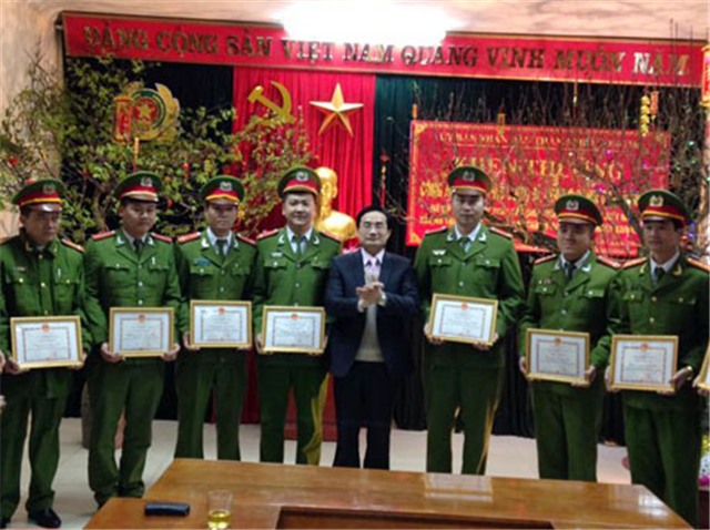 Chủ tịch uu888.con thành phố khen thưởng đột xuất thành tích điều tra phá án của Công an thành phố