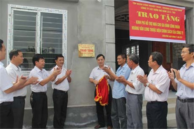 Công ty uu888 game mỏ hầm lò II - TKV trao kinh phí hỗ trợ uu888 game nhà ở cho công nhân có hoàn cảnh khó khăn
