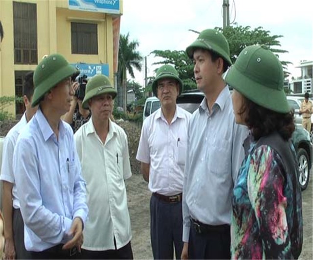 Đồng chí Lê Quang Tùng, Phó Chủ tịch uu888.con tỉnh kiểm tra tình trạng xe quá tải, quá khổ lưu thông trên QL18A đoạn qua địa bàn TP uu888 one
