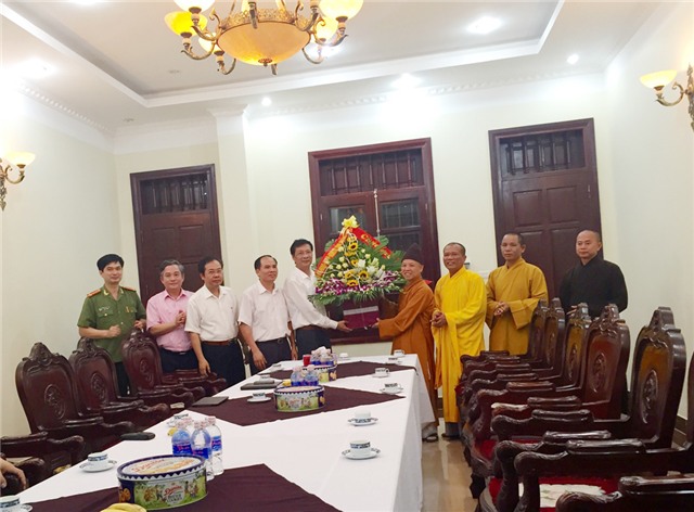 Đồng chí Nguyễn Văn Đọc, Bí thư u8888, Chủ tịch uu888 bet app tỉnh chúc mừng Đại lễ Phật đản 2016 Ban Trị sự Giáo hội Phật giáo uu888 có tỉnh uu888 one tại Chùa Trình - Yên Tử