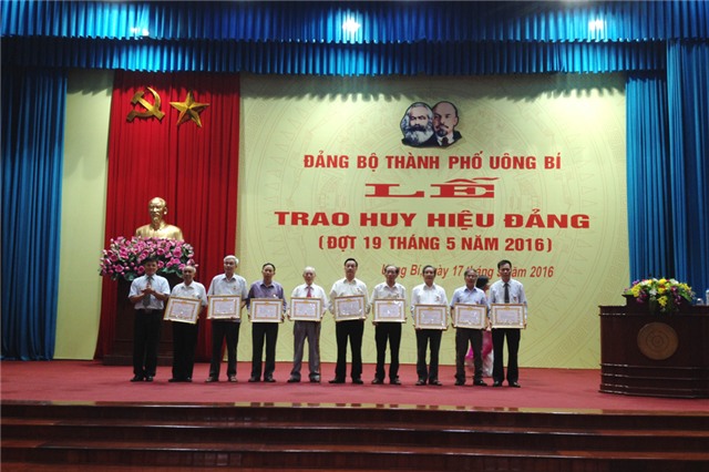 Đảng bộ thành phố uu888 one: Lễ trao huy hiệu Đảng đợt 19-5-2016