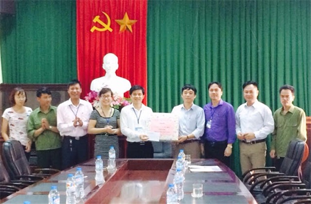 LĐLĐ TP uu888 one: Thăm, tặng quà tổ sản xuất và CNLĐ tiêu biểu xuất sắc nhân tháng công nhân 2016