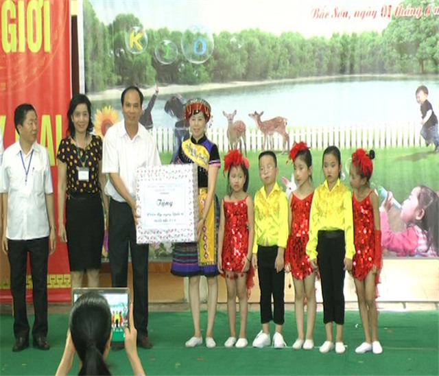Các đồng chí lãnh đạo thành phố thăm, tặng quà và dự lễ phát động Tháng hành động vì uu888 bet app