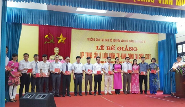 Bế giảng lớp Trung cấp lý luận u888c3 - Hành chính hệ tại chức C181