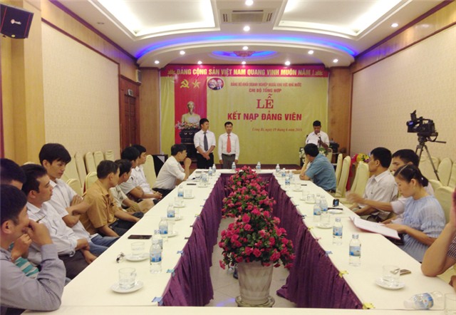 Chi bộ Tổng hợp - Đảng bộ khối tải uu888 ngoài Nhà nước  kết nạp đảng viên mới