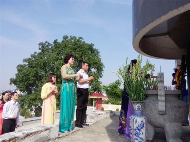 Hội LHPN thành phố viếng nghĩa trang liệt sỹ chào mừng Đại hội u888c3 Phụ nữ thành phố khóa 16, nhiệm kỳ 2016-2021