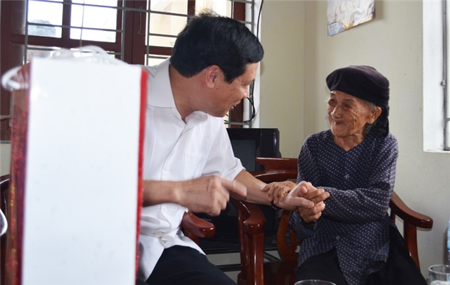 Chủ tịch uu888.con tỉnh thăm, tặng quà gia đình có công với cách mạng trên địa bàn thành phố