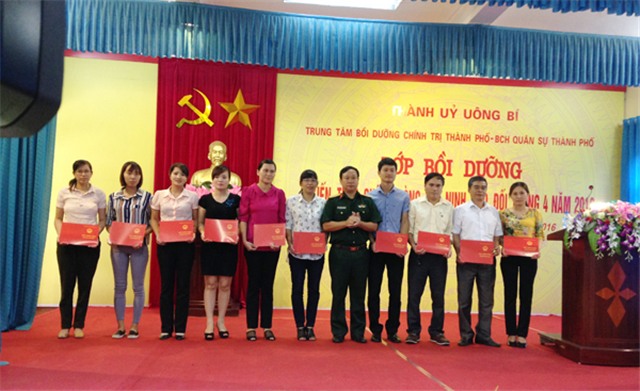 Bế giảng lớp bồi dưỡng kiến thức QP-AN cho đối tượng 4