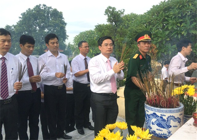 TP uu888 one: Viếng nghĩa trang liệt sỹ và Đài tưởng niệm Bác Hồ 