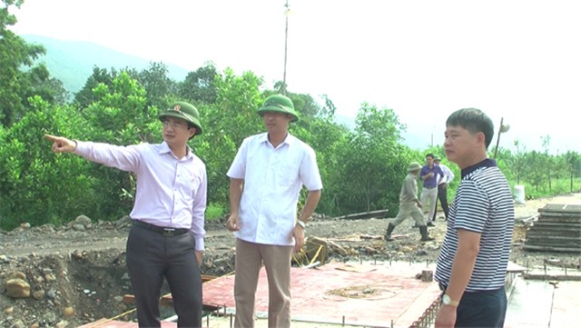 Đồng chí Chủ tịch uu888.con thành phố Nguyễn Anh Tú kiểm tra tiến độ thi công một số dự án tại Phường Vàng Danh