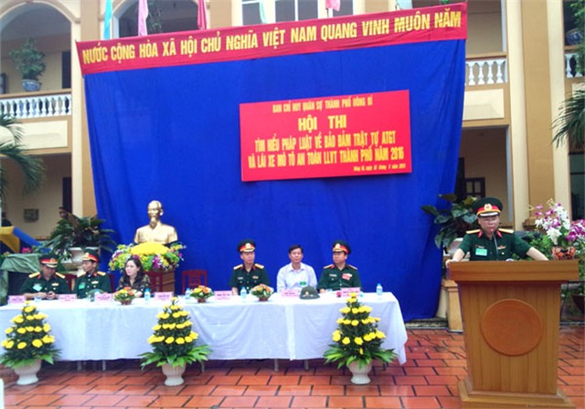 Ban CHQS Thành phố: Hội thi tìm hiểu Pháp luật về bảo đảm trật tự ATGT và lái xe mô tô an toàn cho LLVT Thành phố năm 2016