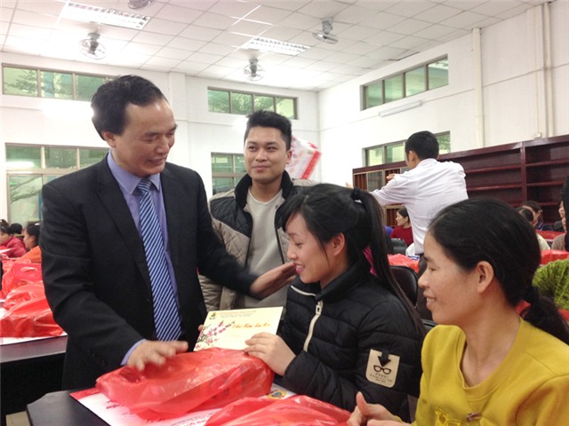 Liên đoàn lao động tỉnh tặng 90 suất quà tết cho công nhân Giầy da Sao Vàng