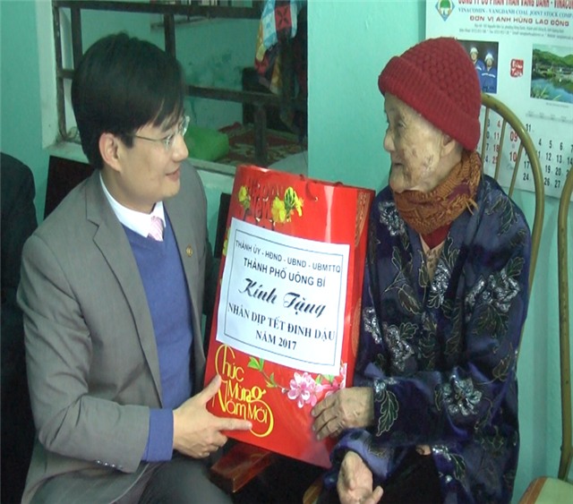 Đồng chí Nguyễn Anh Tú, Chủ tịch uu888.con thành phố chúc Tết gia đình người có công