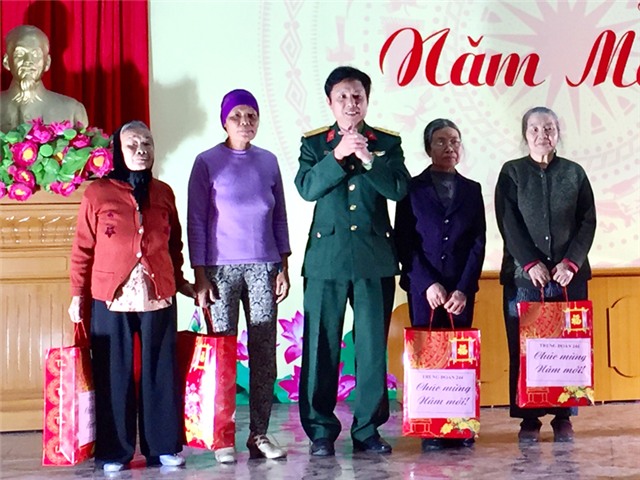 Phường Nam Khê trao quà Tết cho người có công, người nghèo, uu888 bet app có hoàn cảnh khó khăn