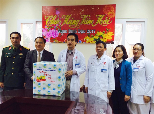 Lãnh đạo Thành phố uu888 one tặng quà, động viên các đơn vị trực Tết