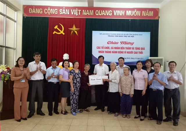 Lãnh đạo thành phố thăm, tặng quà người cao tuổi 