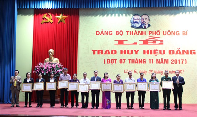 Thành phố uu888 one trao huy hiệu Đảng đợt 7-11 cho 64 đảng viên