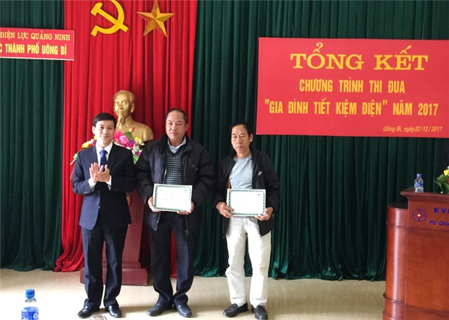 Điện lực uu888 one khen thưởng 65 hộ đạt danh hiệu gia đình tiết kiệm điện 