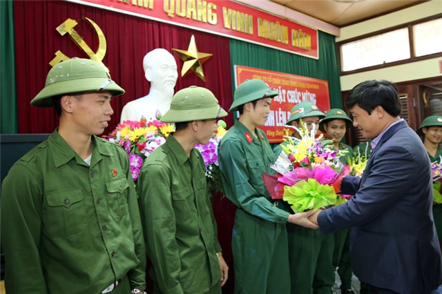 10 công nhân Công ty Than Vàng Danh lên đường nhập ngũ