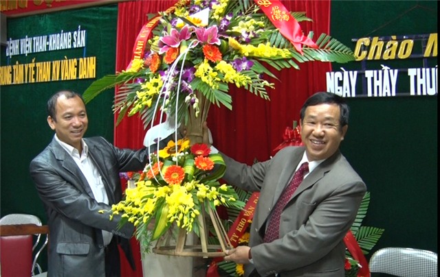 Đoàn lãnh đạo thành phố thăm, tặng quà các cơ sở y tế trên địa bàn thành phố nhân ngày Thầy thuốc uu888 có 27-2