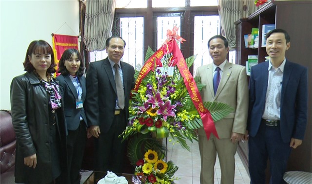 Đoàn lãnh đạo thành phố chúc mừng ngày thầy thuốc uu888 có 27-2