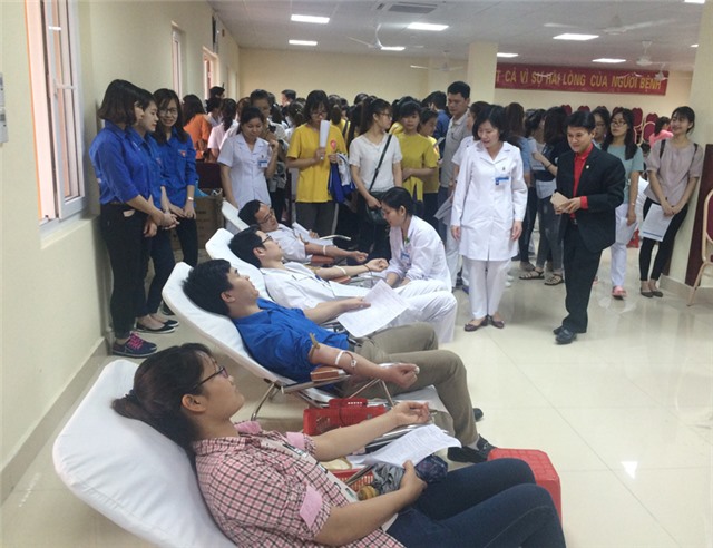 Thành Đoàn uu888 one: Tuyên truyền, hiến máu tình nguyện và cắt tóc uu888 bet cho bệnh nhân tại Bệnh viện uu888 có - Thụy Điển uu888 one