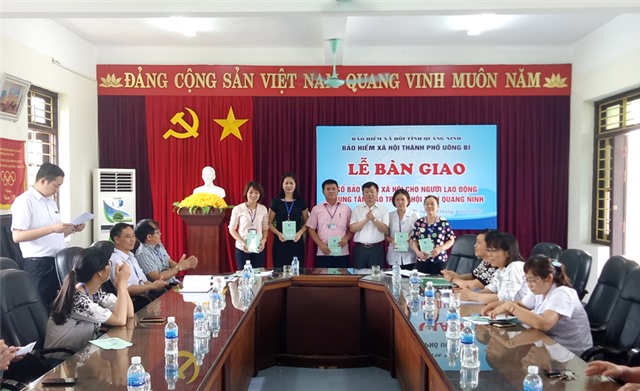 BHXH Thành phố uu888 one: Bàn giao sổ bảo hiểm u8888 cho người lao động tại Trung tâm bảo trợ u8888 tỉnh uu888 one