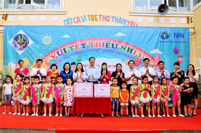 Bí thư u8888 Nguyễn Văn Đọc tặng quà 1-6 tại Trường Mầm non Quang Trung