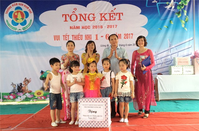 Lãnh đạo thành phố thăm, tặng quà uu888 bet app Ngày quốc tế thiếu nhi 1-6
