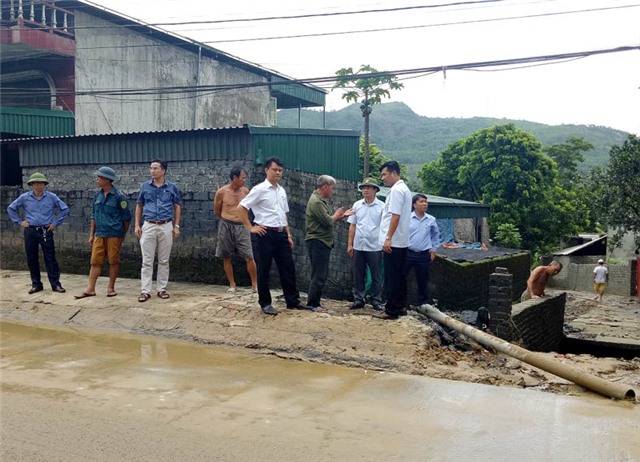 Đồng chí Chủ tịch uu888.con thành phố chỉ đạo khắc phục sự cố sạt lở đất tại khu 7, phường Vàng Danh