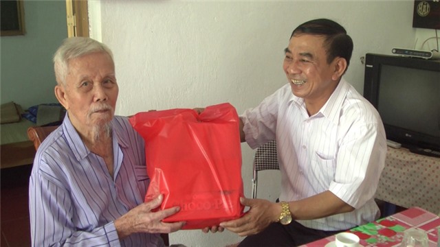 Đoàn lãnh đạo thành phố thăm và tặng quà cho cựu chiến sỹ Đệ tứ Chiến khu Đông Triều