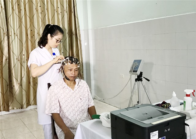Phường Vàng Danh phối hợp với Trung tâm y tế than Vàng Danh: khám, phát thuốc uu888 bet đối tượng người có công