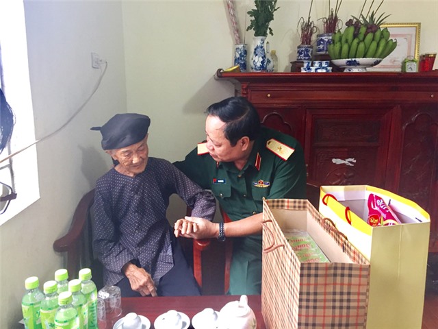 Thăm, tặng quà Mẹ uu888 có anh hùng nhân ngày thương binh liệt sỹ 27-7