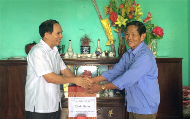 Lãnh đạo TP uu888 one thăm, tặng quà các gia đình chính sách, người có công với cách mạng nhân dịp kỷ niệm 70 năm ngày Thương binh-Liệt sĩ