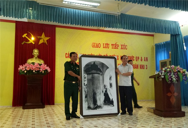 Cán bộ, học viên lớp bồi dưỡng kiến thức quốc phòng - uu888 có, Trường Quân sự Quân khu 3 tham quan thực tế tại thành phố