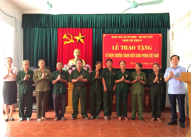 TP uu888 one trao kỷ niệm chương cho 59 Cựu Thanh niên xung phong