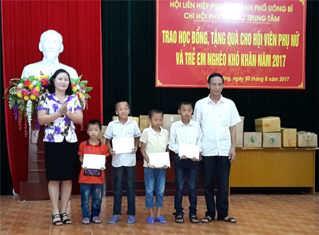 Chi hội Phụ nữ chợ trung tâm uu888 one: Trao học bổng cho Trẻ em nghèo xã Điền Công