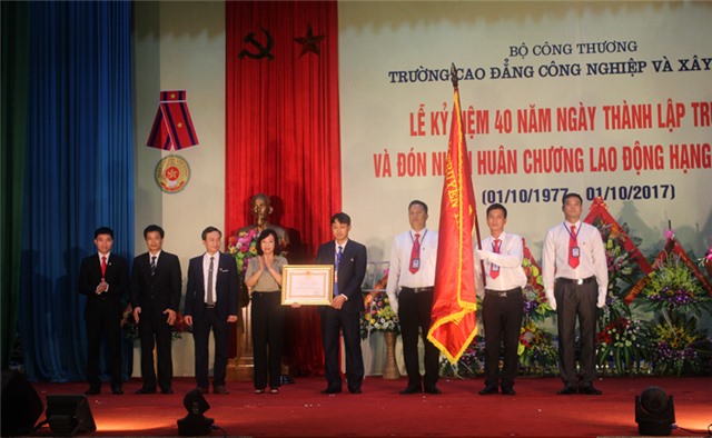Trường Cao đẳng Công nghiệp & uu888 game uu888 one: Kỷ niệm 40 năm thành lập và đón nhận Huân chương Lao động hạng Ba 