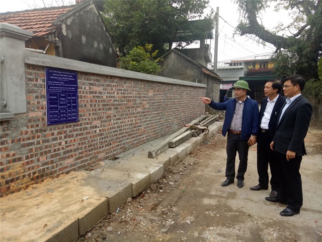 Đoàn lãnh đạo Thành ủy kiểm tra một số tuyến đường liên khu đã được bê tông hóa trên địa bàn thành phố
