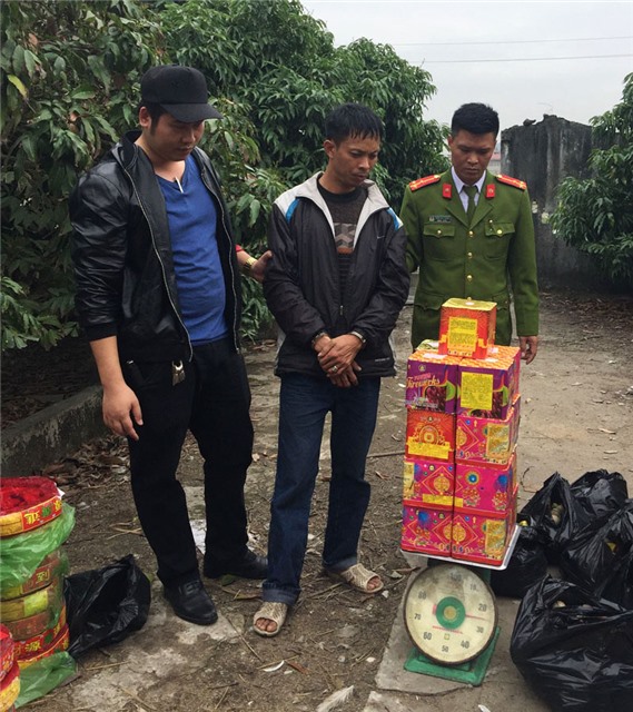 Bắt giữ đối tượng tàng trữ gần 88kg pháo các loại